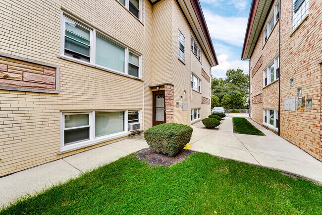 Building Photo - 4920 N Harlem Ave