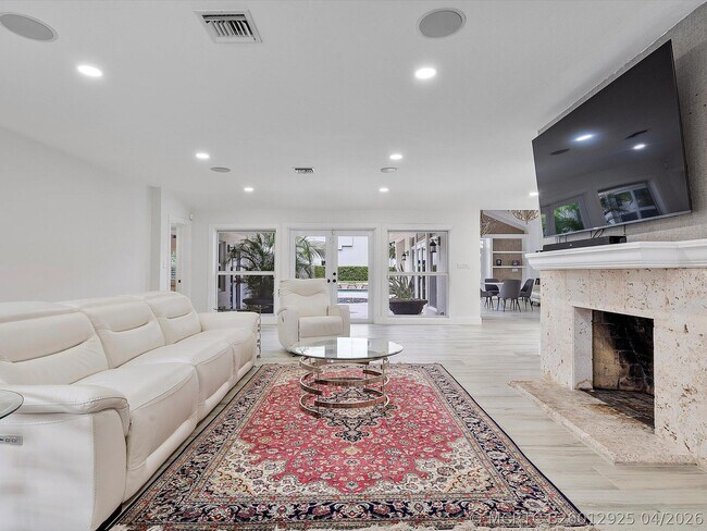 Building Photo - 411 Poinciana Dr