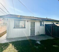 Building Photo - Charming studio