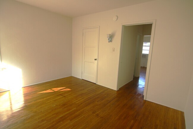 Building Photo - 507 S Verdugo Rd