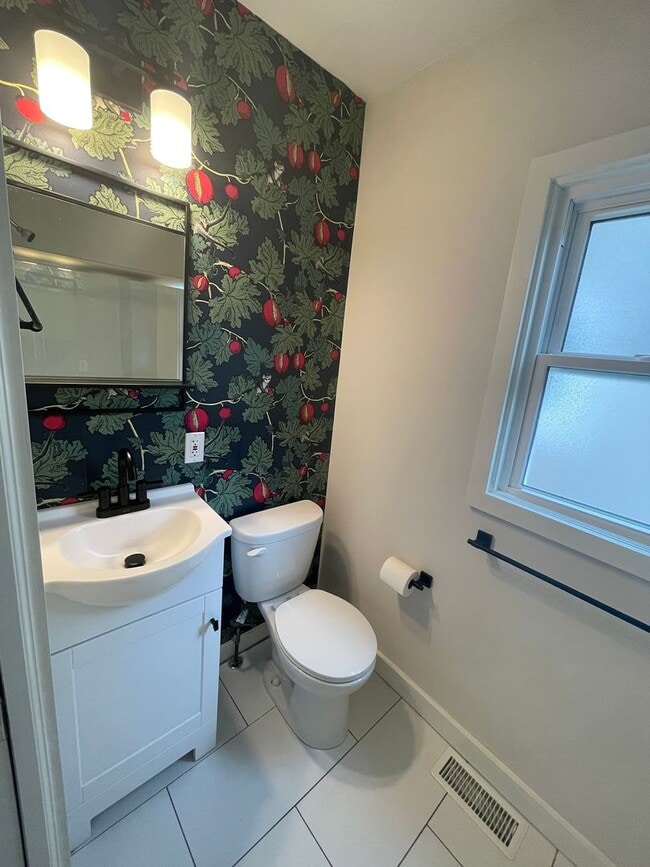 Building Photo - Charming Bungalow