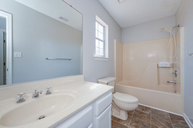 Building Photo - 1st Floor Primary Bedroom - Kiln Creek