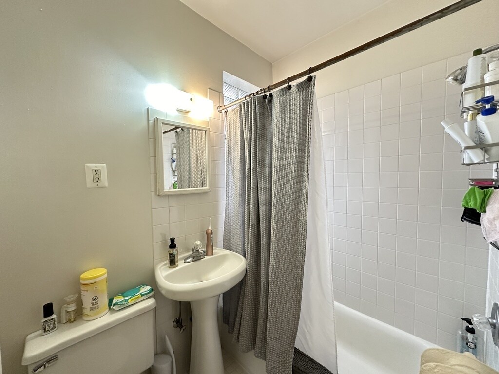 Building Photo - 4532 N Ashland Ave