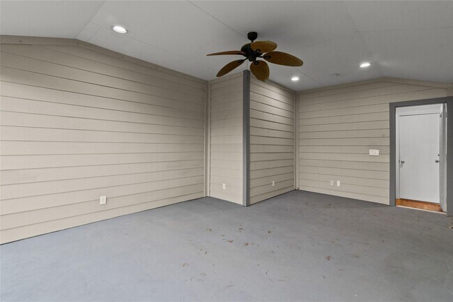 Building Photo - Experience Urban Living at Its Finest!