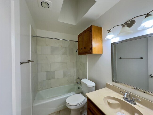 Building Photo - 2110 Meadow Brook Dr