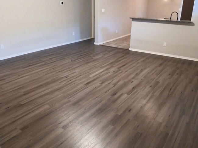 Building Photo - Beautiful 3 Bedroom 2 Bathroom home! Showi...