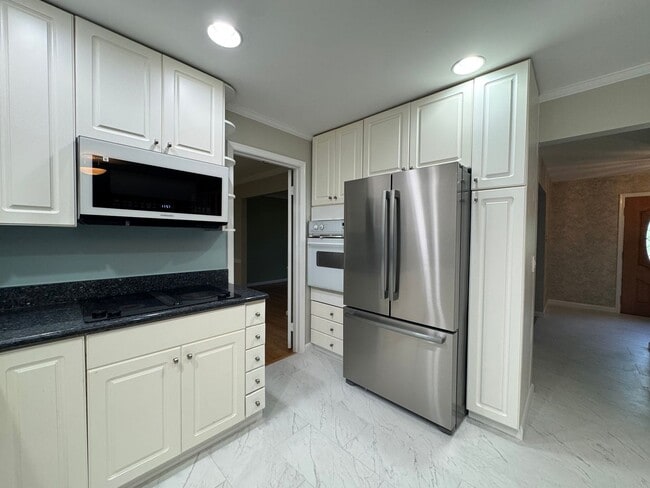 Building Photo - Spacious And Elegant 4 Bed 3 Bath Home Wit...