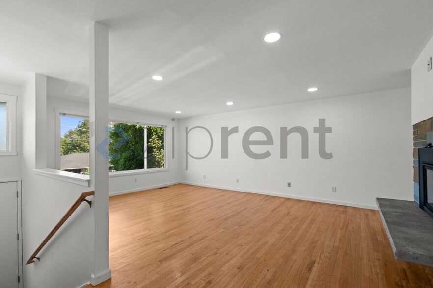 Building Photo - Unit