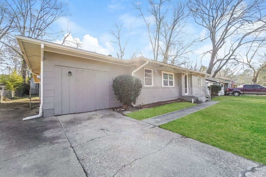 Building Photo - 1836 Shamrock Dr