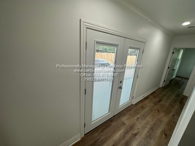 Building Photo - 1404 Des Jardines St