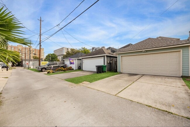 Building Photo - 609 W 20th St