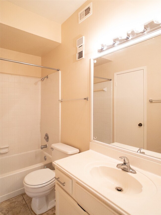Building Photo - 6500 Harbor Town Dr