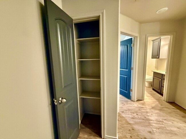 Building Photo - 909 Manchester Ct