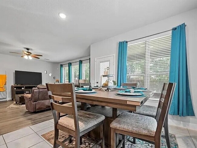 Building Photo - 1902 Sunflower Dr