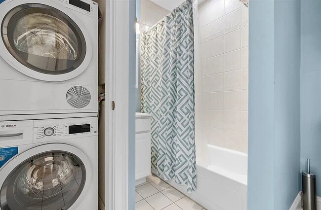 Building Photo - Bright & Spacious Unit with Natural Light