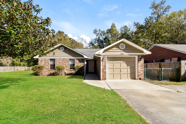 Primary Photo - Cute & Cozy 3 Bedroom