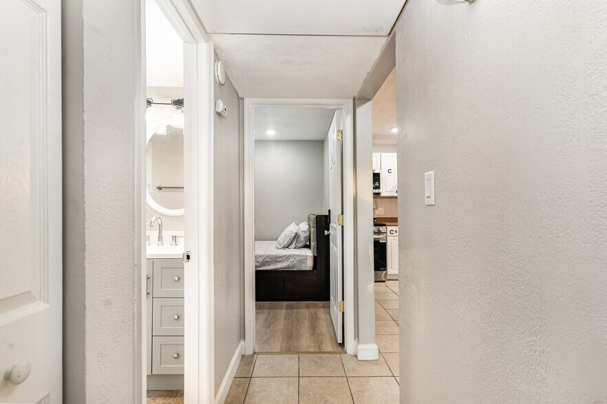 Passageway - 1700 SW 16th Ct