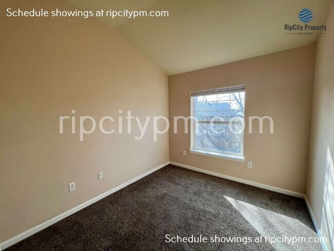 Building Photo - 1090 SW 170th Ave