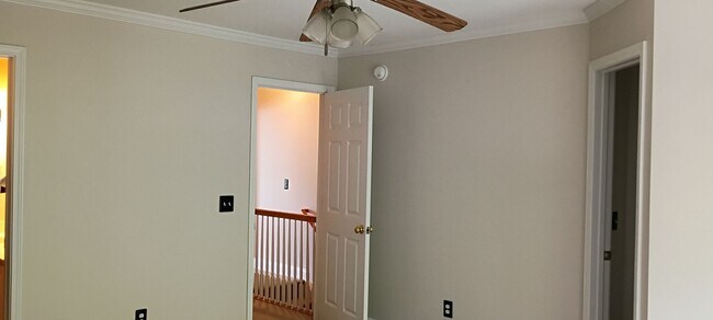 Building Photo - Lovely Townhome in Southeast Columbia
