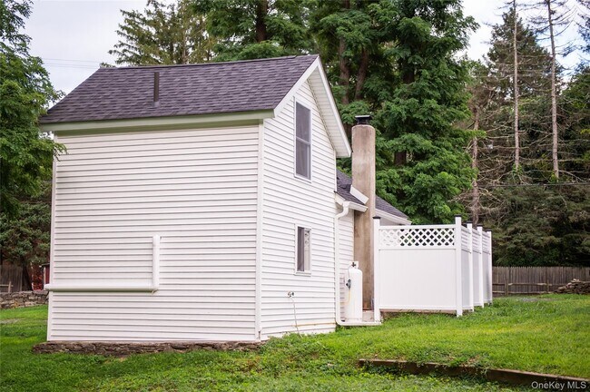 Building Photo - 449 N Quaker Ln