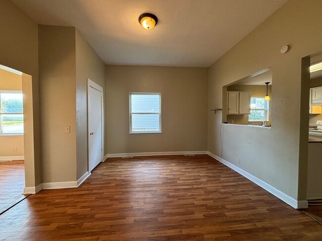 Building Photo - Spacious clean 5 bedroom 2 full bath home ...