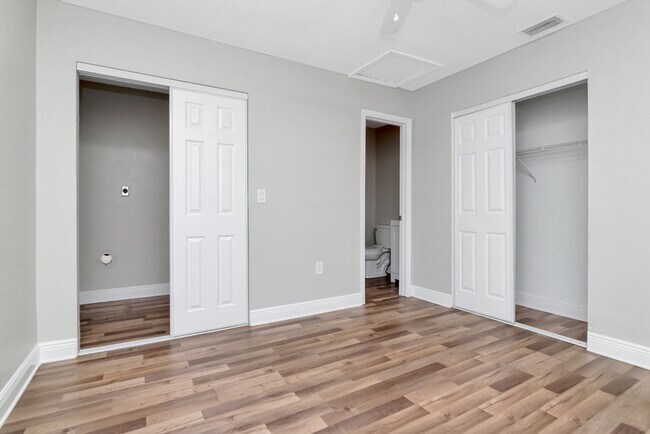 Building Photo - Beautifully Updated 3/2 in Bradenton — Up ...