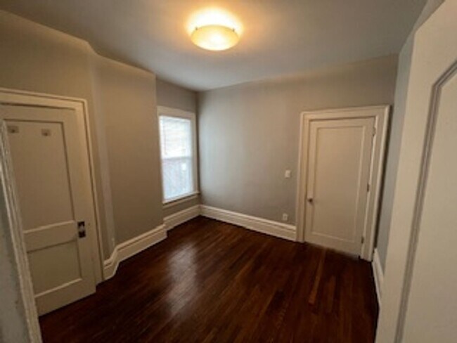 Building Photo - 3 bedroom 1.5 bath one block from Franklin Conservatory