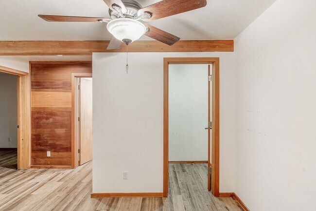 Building Photo - Wilderness One Bedroom Available 7/7!  Close to hiking trails and great amenities.  Amazing SUN!