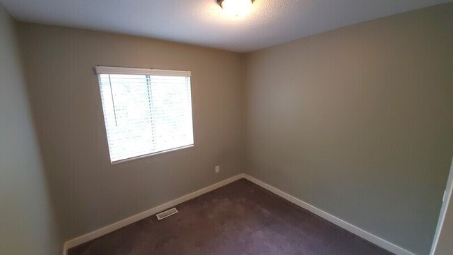 Building Photo - 422 N 18th Ave