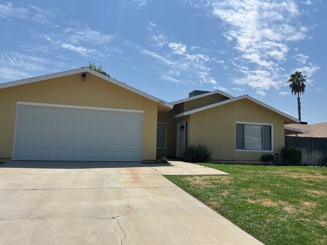 Building Photo - Northwest Bakersfield Home