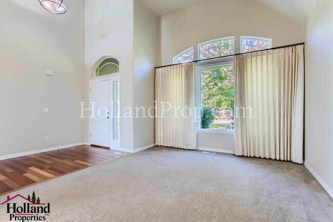 Building Photo - Beautiful 5-Bedroom Retreat with AC, Deck & Breathtaking Views