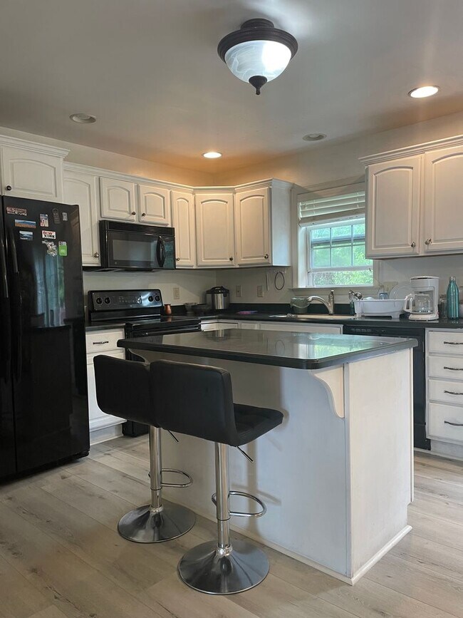 Building Photo - 3 Bedroom Townhome in Mechanicsburg