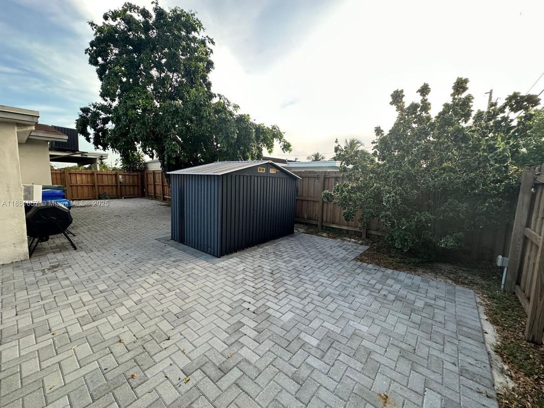 Building Photo - 2751 SW 4th Ct