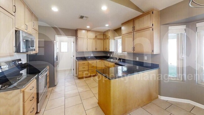 Building Photo - 470 E Juanita Ave