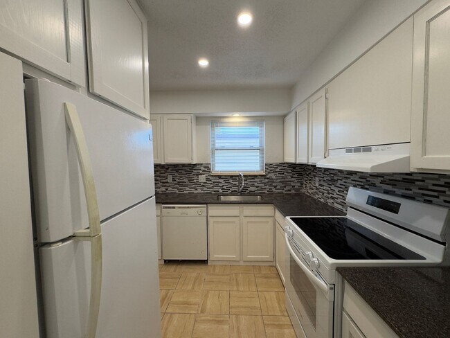 Building Photo - $500 OFF MOVE IN SPECIAL | Cozy Townhome in Quail Creek 2/2.5/2 Car Garage