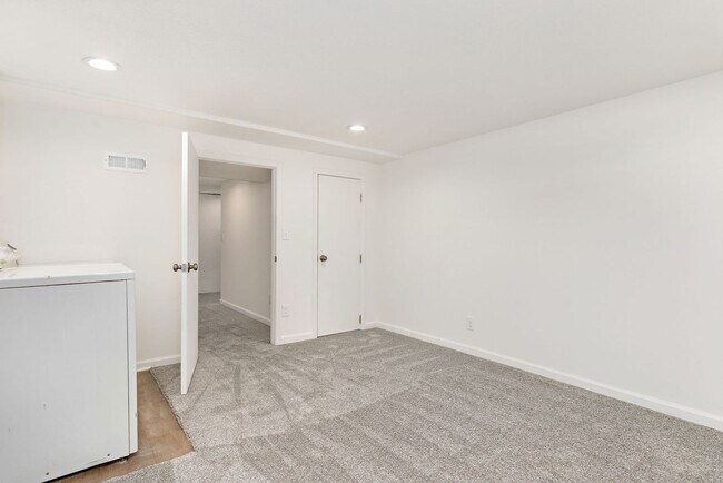 Building Photo - Lakehurst Quad