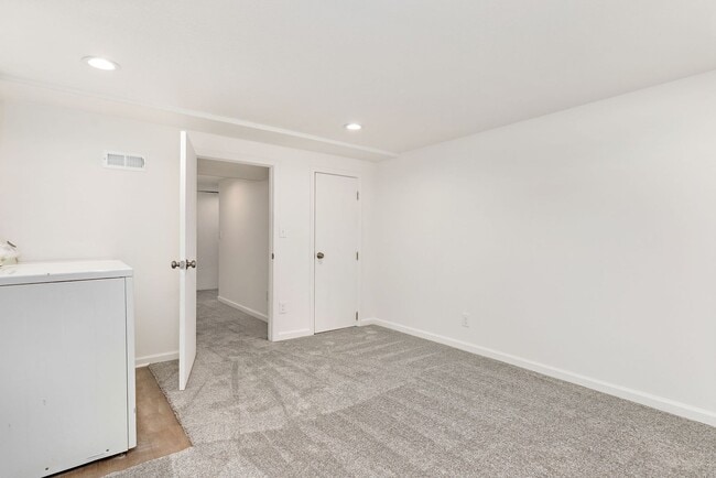 Building Photo - Spacious Duplex in Johnson County