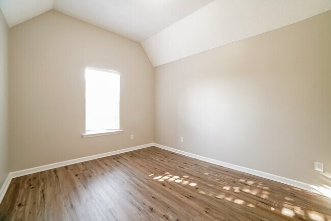 Building Photo - 78 Wren St