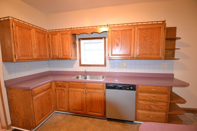 Building Photo - Remodeled 3-4 bedroom, open floor plan, Ne...