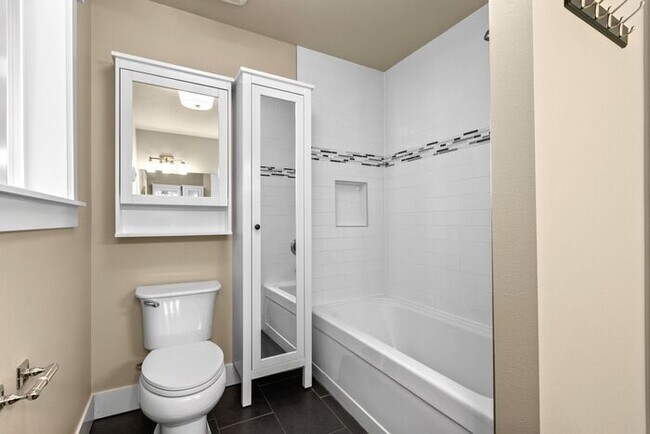 Building Photo - Gorgeous AIR CONDITIONED West Seattle Char...