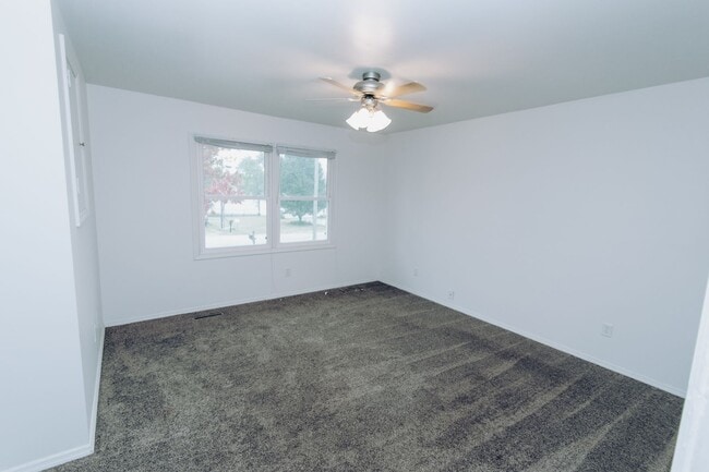 Building Photo - 2 Bedroom / 1 Bathroom Duplex for Rent in ...
