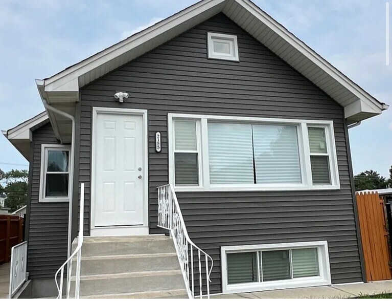Primary Photo - 2155 N Mobile Ave