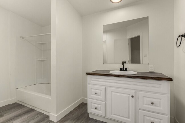 Building Photo - 1.25 Acre 5 Bedroom 3 Bathroom Horse Property in Florence!