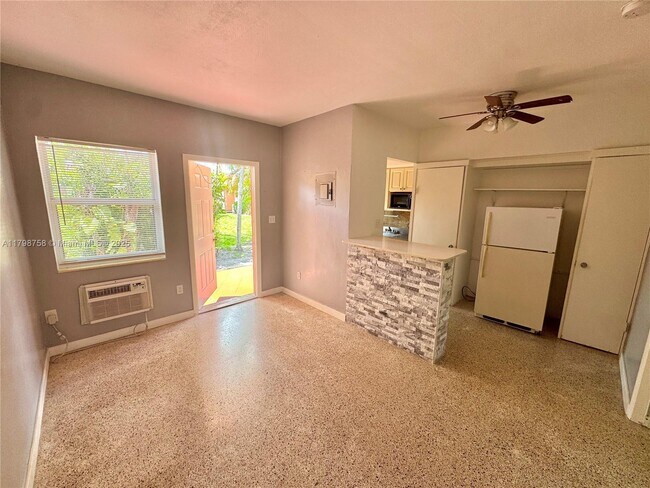 Building Photo - 140 SW 30th Ct