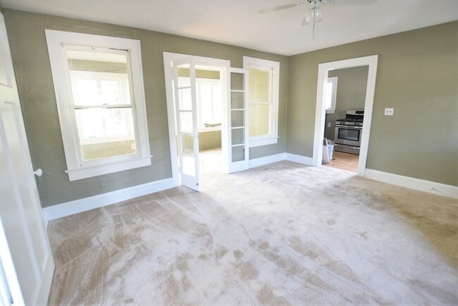 Building Photo - Bright Top-Floor 1 Bedroom in the Heart of...