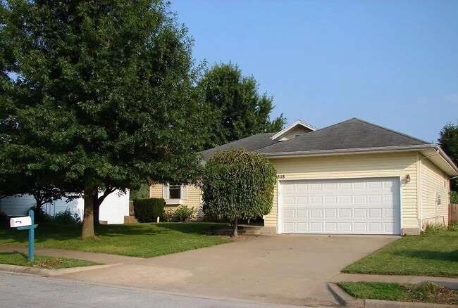 Building Photo - COMING SOON! Gorgeous Walkout Basement Home with a Pool, Ozark
