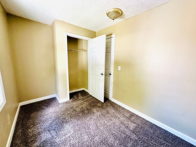 Building Photo - Updated FOUR bedroom home in South Louisville