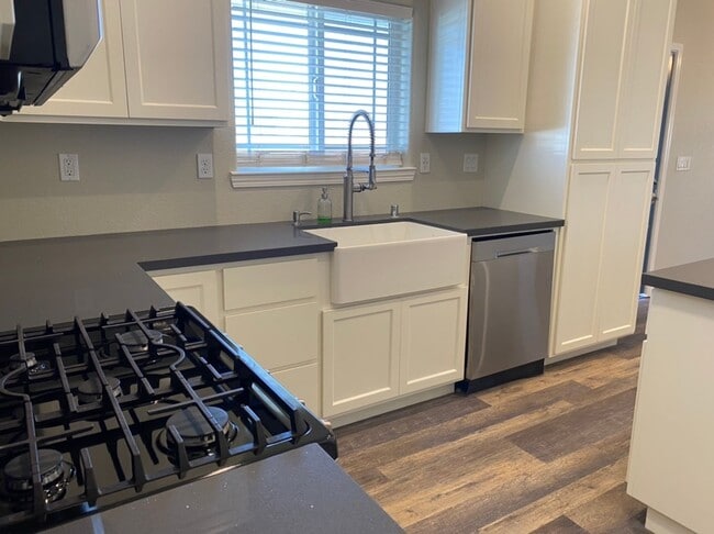 Building Photo - Country property located in Hilmar!