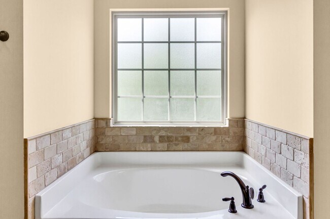 Building Photo - 5 Bedrooms in Crestview!!