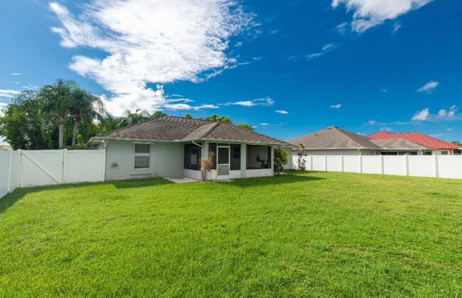 Building Photo - Beautiful 3/2/2 with Screened Porch & Larg...